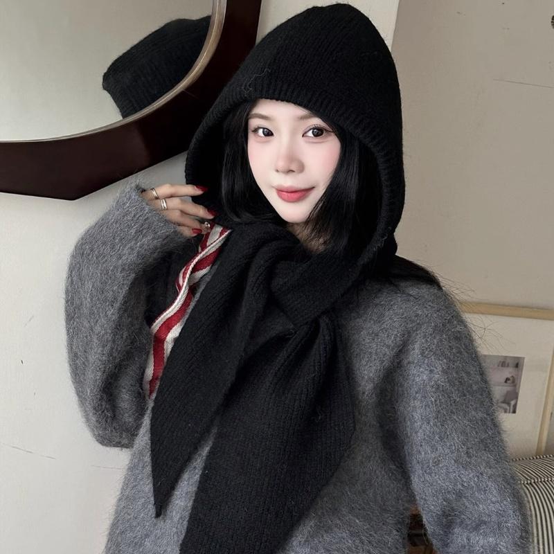 

Designer Wool Hat and Scarf with Earmuffs for Autumn and Winter; Stylish Women s Woolen Knitted Neck Warmer. чёрный