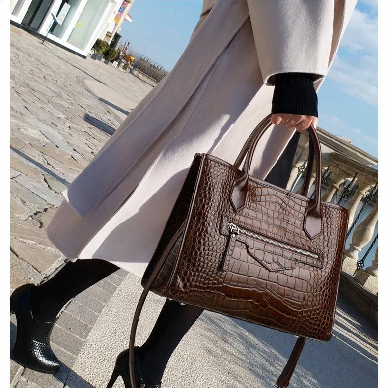 Luxuriöse schwarze Rindsleder-Tragetasche mit Krokodilprägung – Elegant & Praktisch für Reisen
