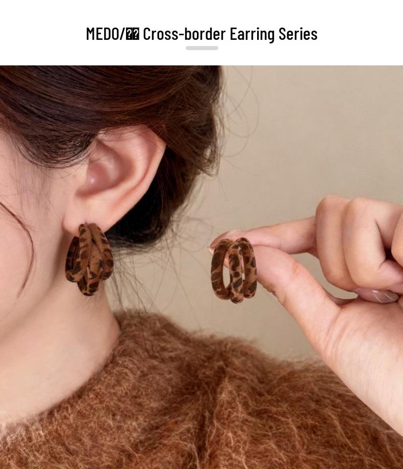 Leopard Print Plush Ear Cuffs: Vintage European-American Style Stud Earrings for Autumn/Winter