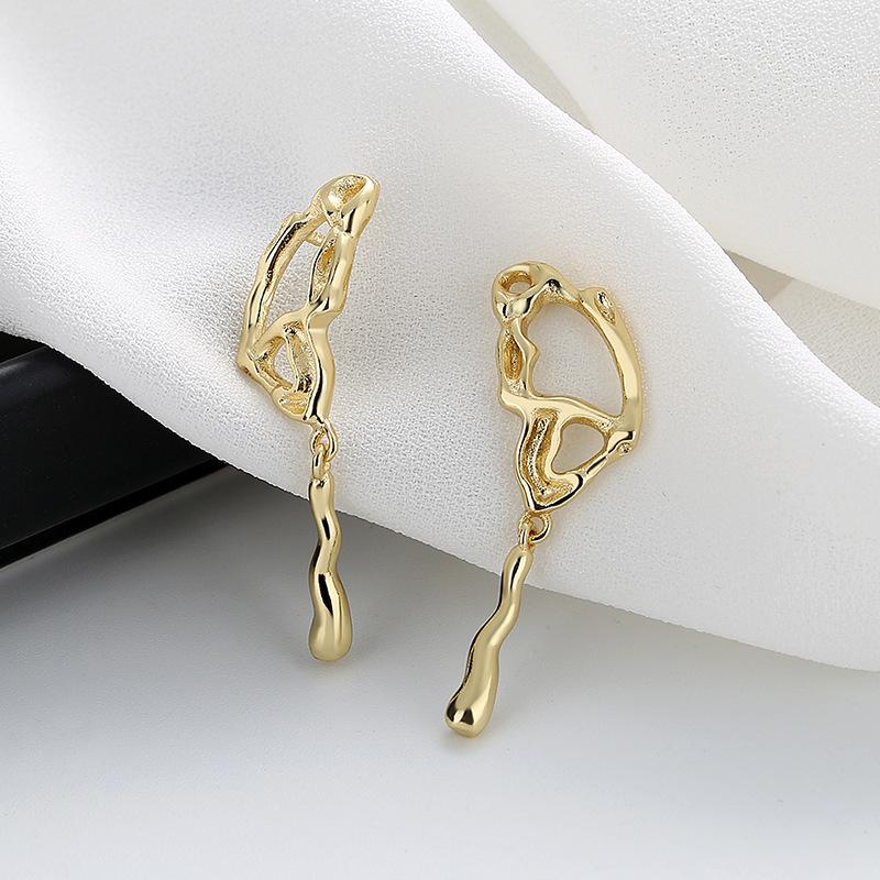 Elegant 18K Gold Stud Earrings with Modern Luxury Design
