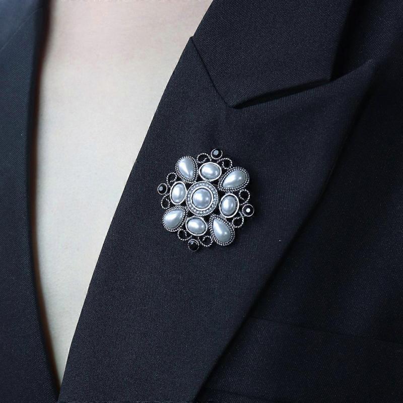 Vintage Baroque Pearl Openwork Brooch Corsage Clothing Accessory