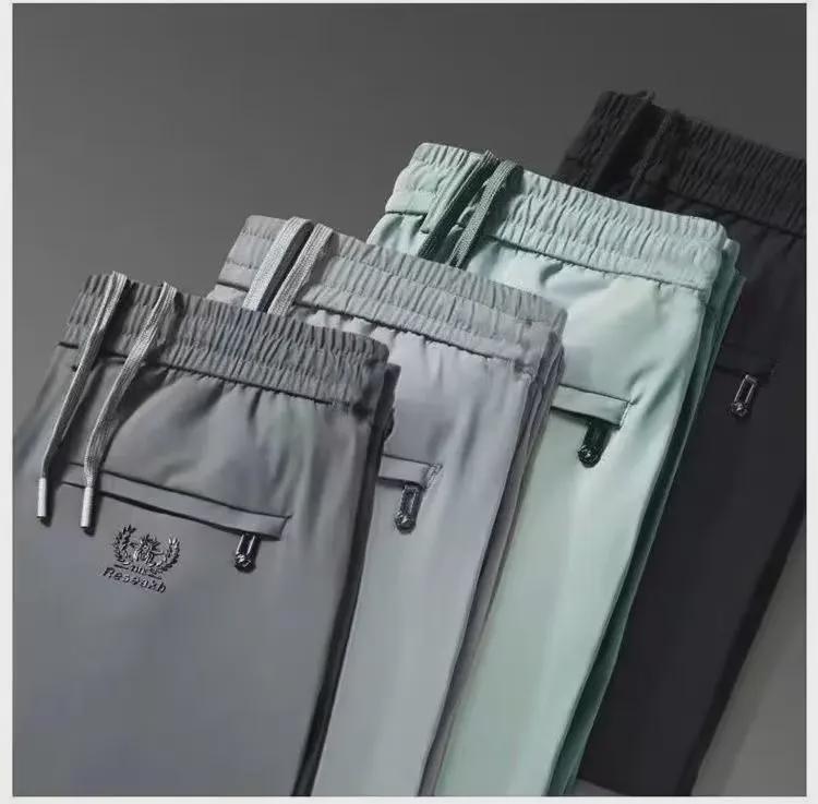 Herren-Freizeithose aus Stretch-Eisseide – bequemer elastischer Bund, lockere, dünne, gerade, lange Passform für Männer mittleren Alters und junge Männer.