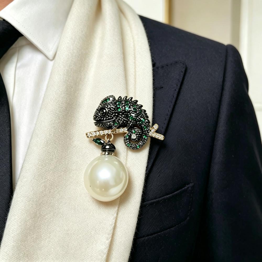 

Elegant natural freshwater pearl brooch, chameleon shaped, representing smoothness and transparency.