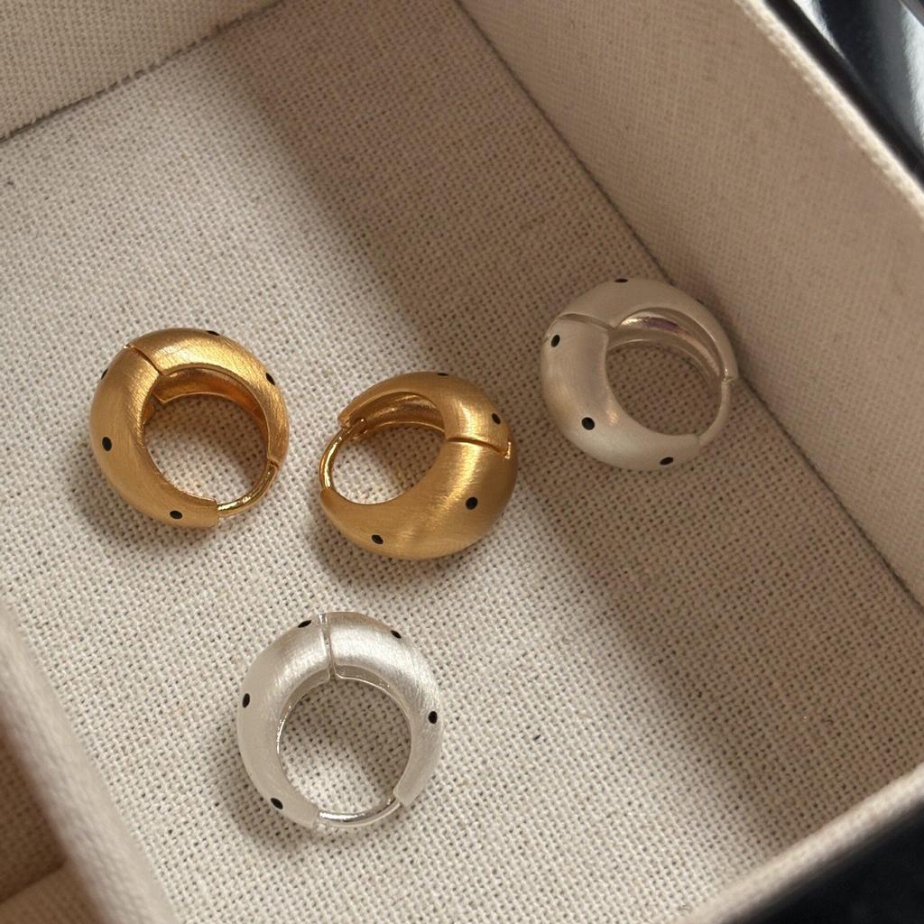 Vintage-Style Metal Brushed Dot Stud Earrings with Drip Oil Design – Simple, Versatile, Light Luxury.