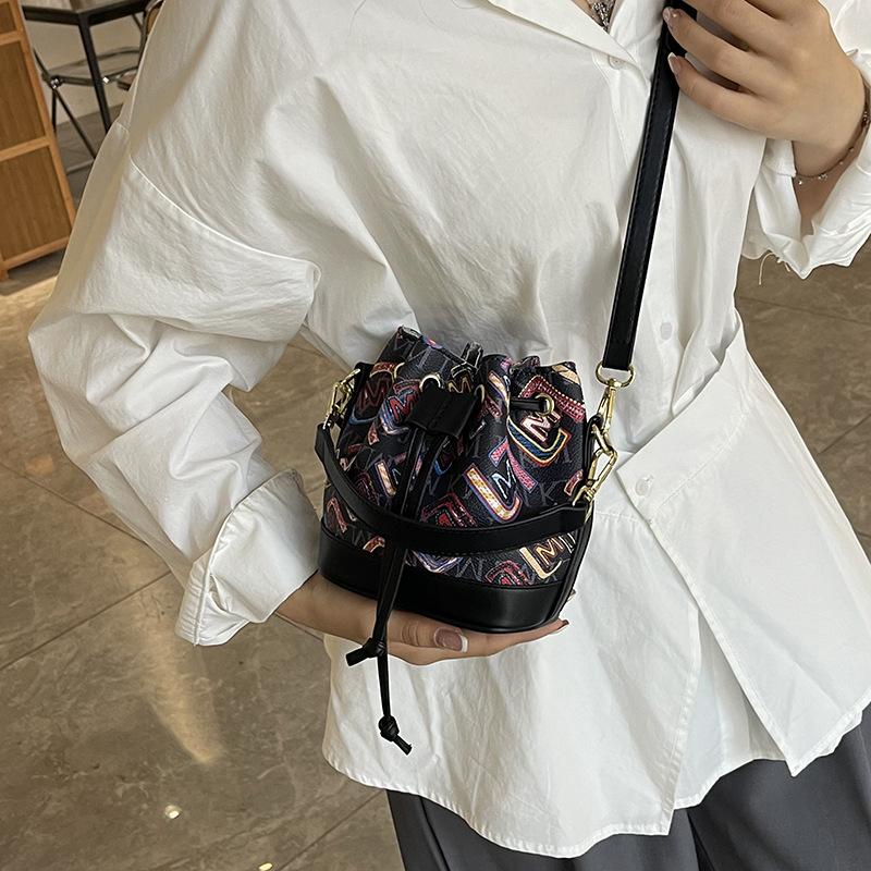 This year's popular bag 2025 new Korean version of fashion printed shoulder bag women's casual versatile messenger bucket bag