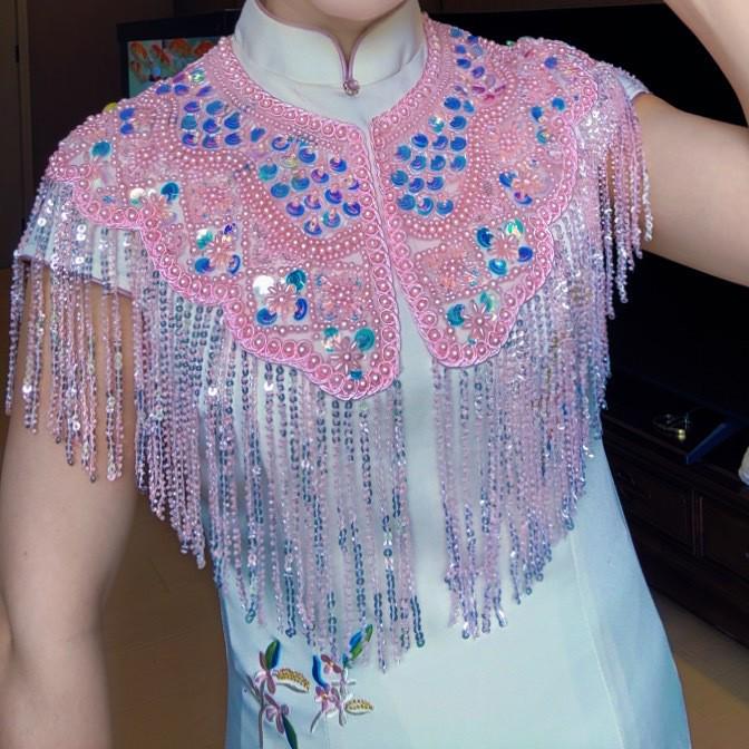 Retro Qipao Kleid mit Pailletten-Quasten-Schal und Wolken-Schulterumhang Zubehör