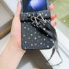Für Samsung Galaxy Z Flip7 FE 5G/Z Flip6 5G/Z Flip5 5G PU-Leder+PC Handyhülle mit Herz- und Schleifenmuster mit Umhängeband