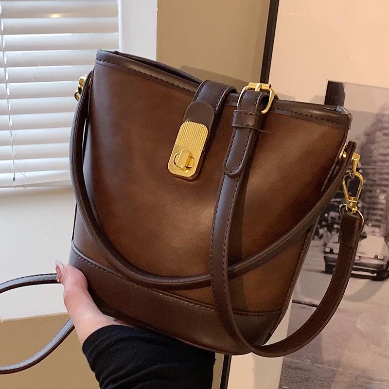 

Цього року популярними невеликими сумками стали жіночі осінні та зимові універсальні 2024 нові ретро сумки через плече, жіночі портативні сумки-відра. світло-коричневого кольору