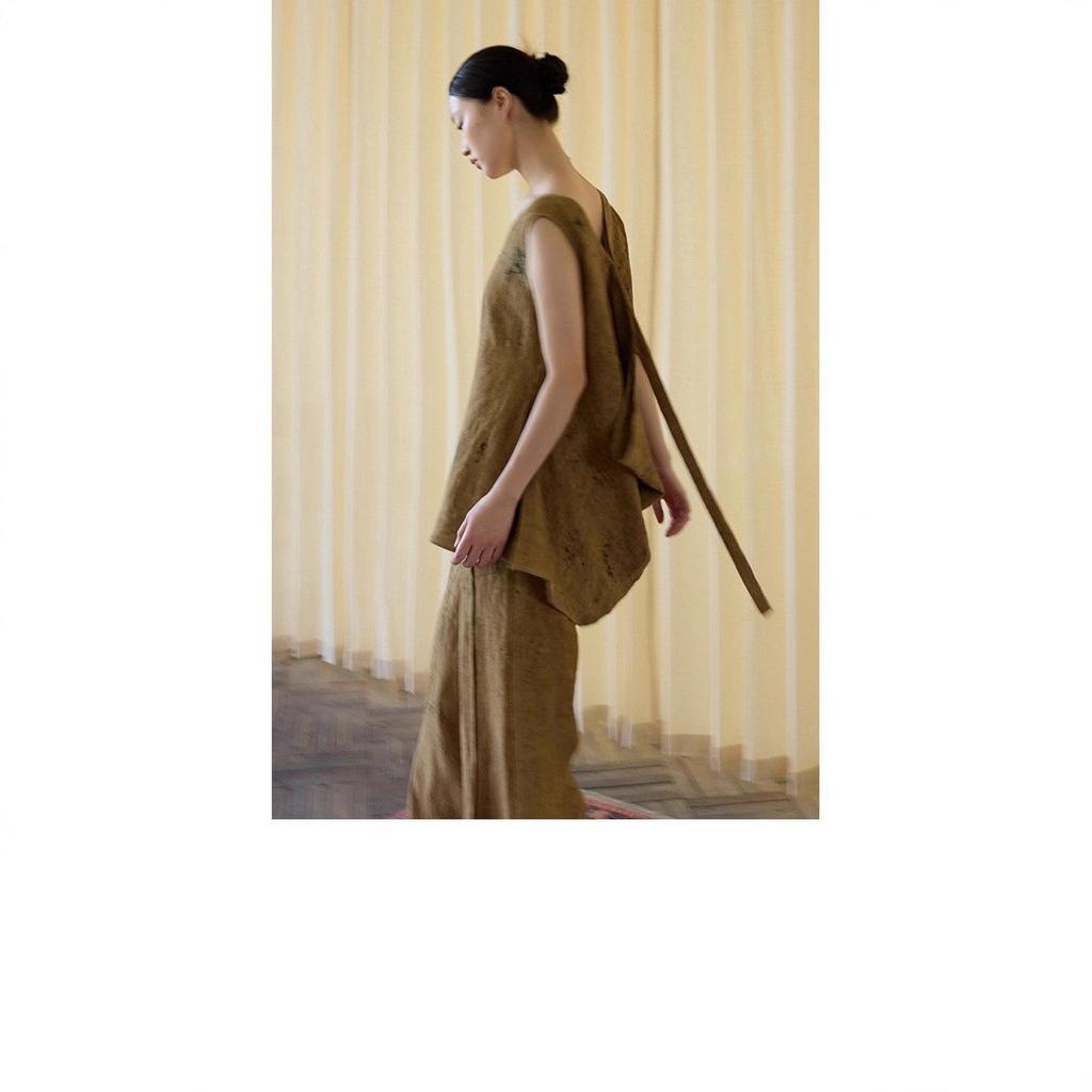 Autumn Origami-Inspired Sleeveless Linen Top with Mottled Texture