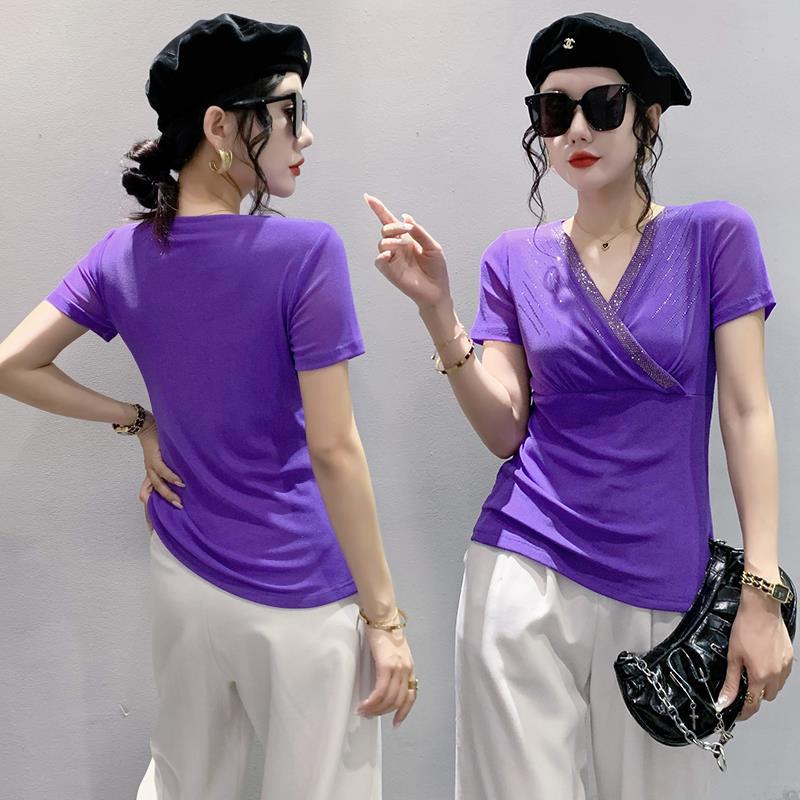 European Spring/Summer 2023 V-neck Mesh T-shirt with Rhinestone Cutout: Women's Fashionable Slimming Base Shirt