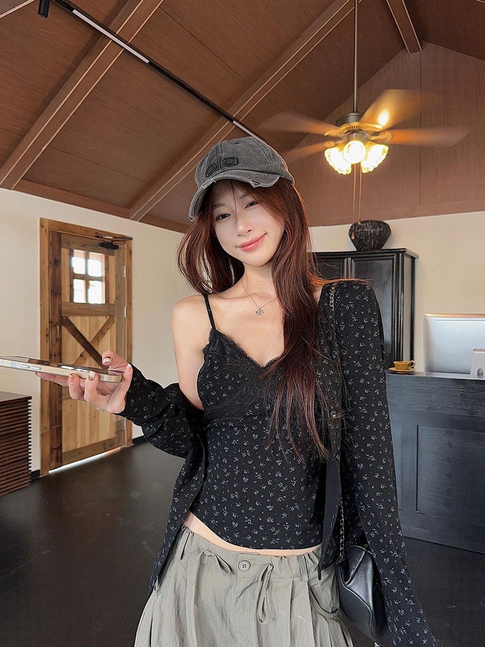 

Retro Floral Camisole & Slimming Black Cardigan Set for Women - Early Autumn Layered Look Medium