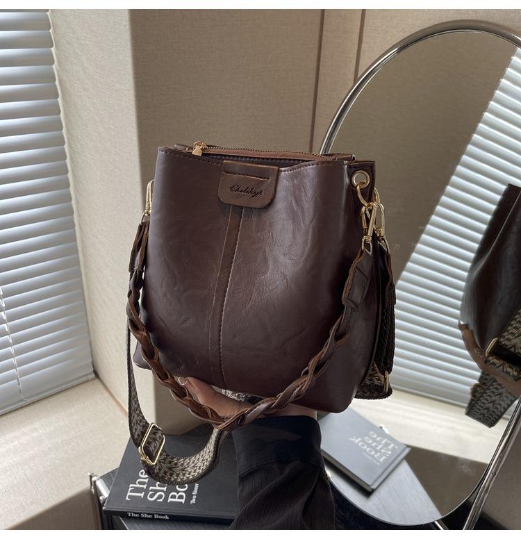 Versatile Bucket Bag Autumn and Winter Retro Women's Bag 2025 New Niche Design Broadband Messenger Bag Shoulder Bag