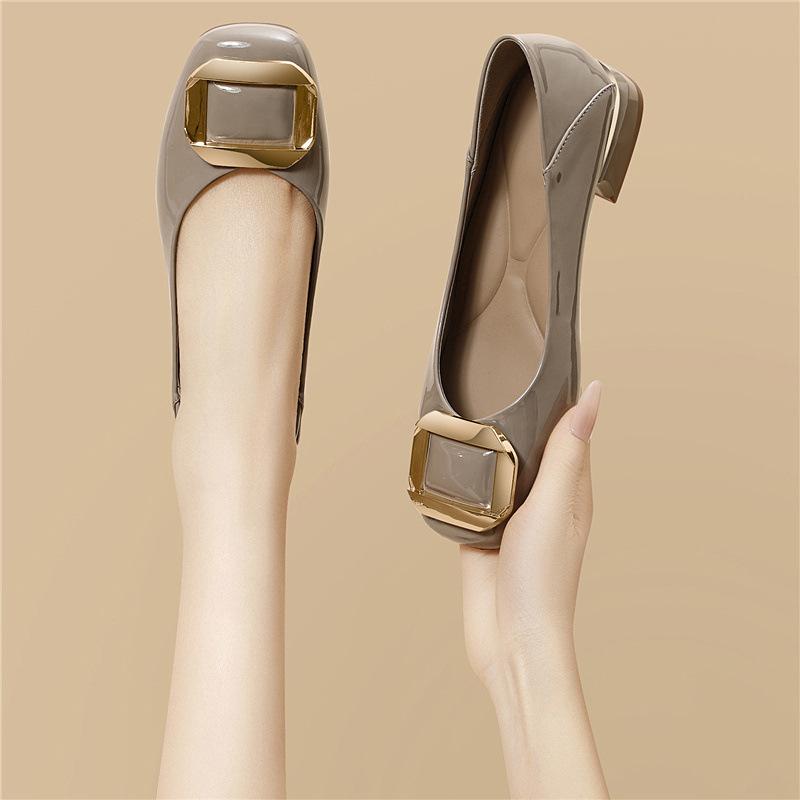 Modische schwarze Einzelschuhe Frühling Neu Quadratische Zehenpartie Mode Niedriger Absatz Pendlerschuhe Damenrock Ein-Pedal Leichte Schuhe