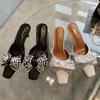 Neue Sommer Damen Square Toe Niedrige Absätze Pantoletten Weiß Bling Strass Mules Schmetterlingsknoten Hausschuhe Party Ballschuhe