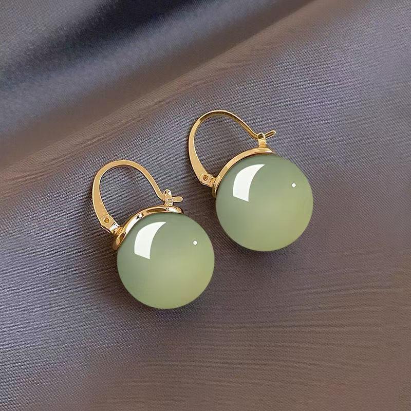 2025 Серебряная пряжка Зеленый нефрит Ретро серьги: Полупрозрачный роскошный дизайн для женщин