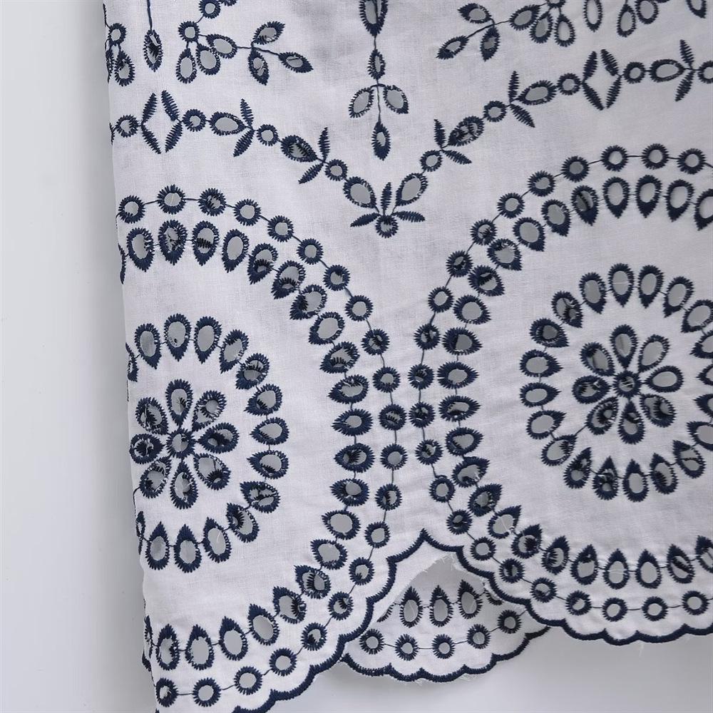 Rochie de damă slim fit, brodată, cu decolteu în V și design ajurat, pentru primăvara/vara 2025.