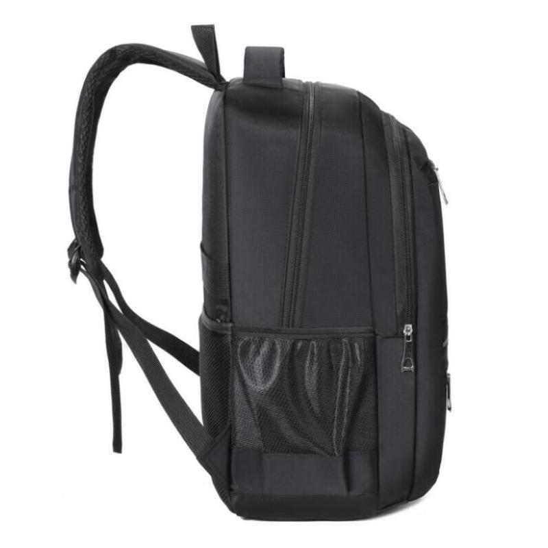 Einfarbiger Rucksack mit mehreren Reißverschlusstaschen und seitlichen Netztaschen, ideal für Schule und Reisen