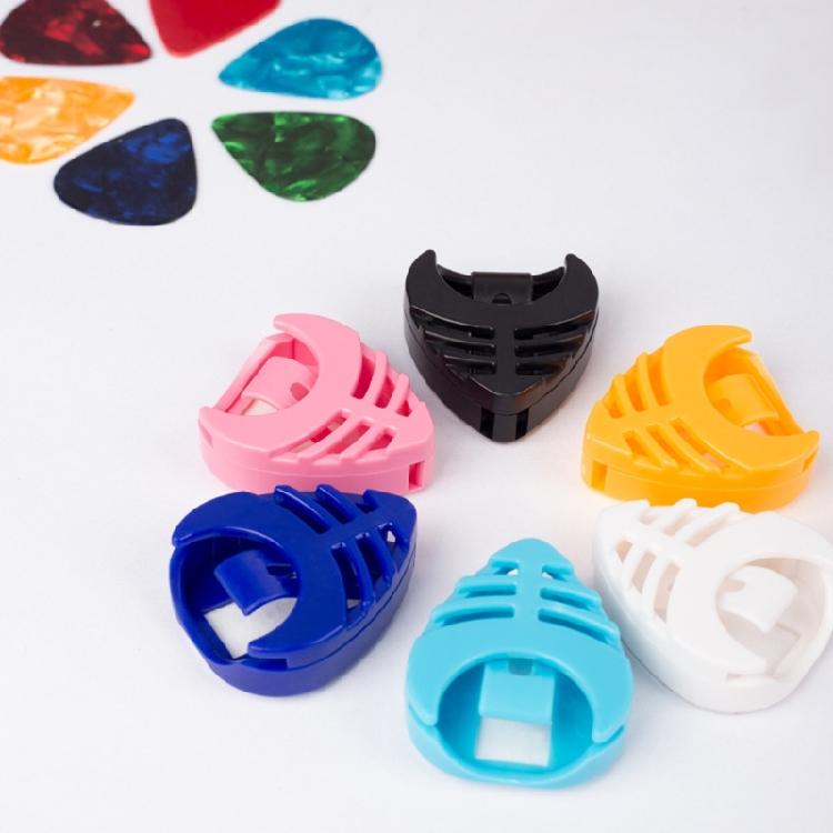 6 sztuk Trójkątny Uchwyt na Kostki do Gitary z Samoprzylepnym Tyłem i Sprężynowym Plastikowym Klipsem na Kostkę Gitarową Wytrzymały