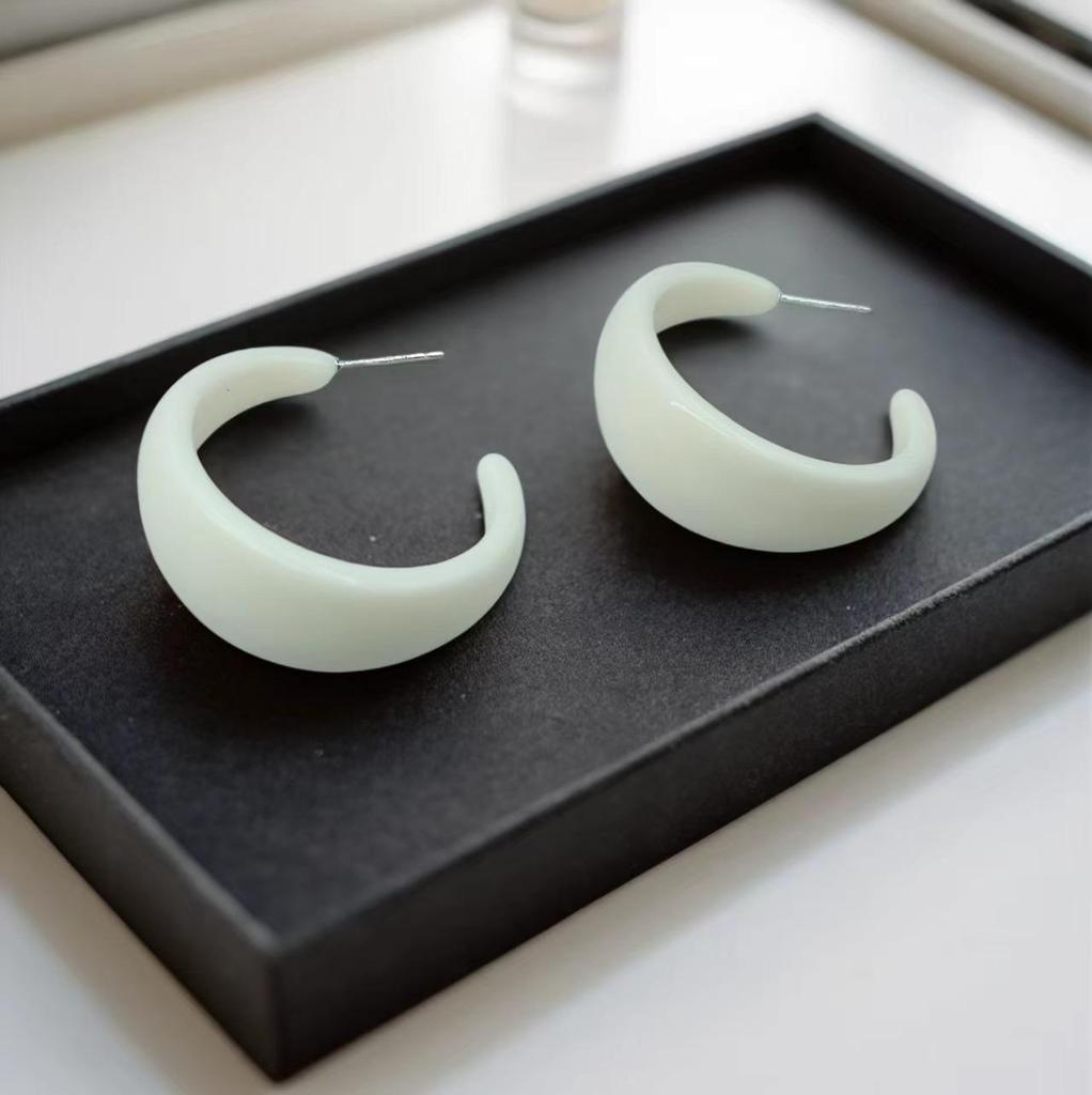 Elegant Retro Hong Kong C-shaped Earrings: Stylish, Simple Studs for a Slimmer Face Look
