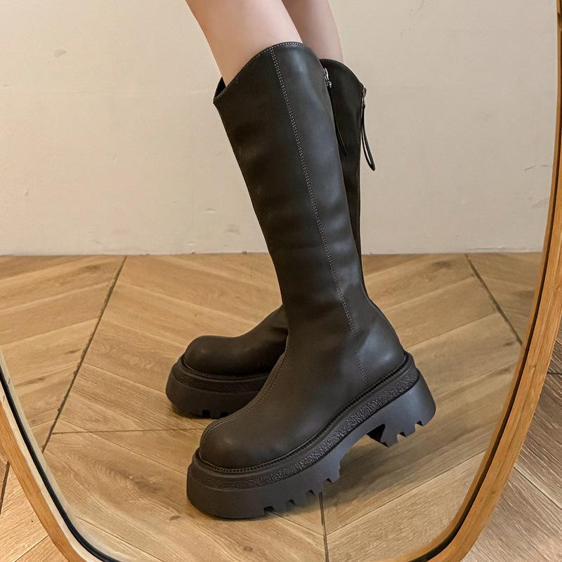 

Женские высокие сапоги 2025 осень и зима новая толстая подошва, но до колена маленькие высокие сапоги задняя молния V-образный вырез тонкие длинные сапоги 40