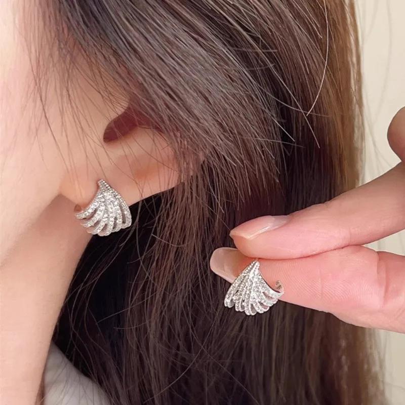 New Fashion Claw Stud Earrings with Dazzling Cubic Zirconia Delicate Graceful Accessories Versatile Female Party Jewelry