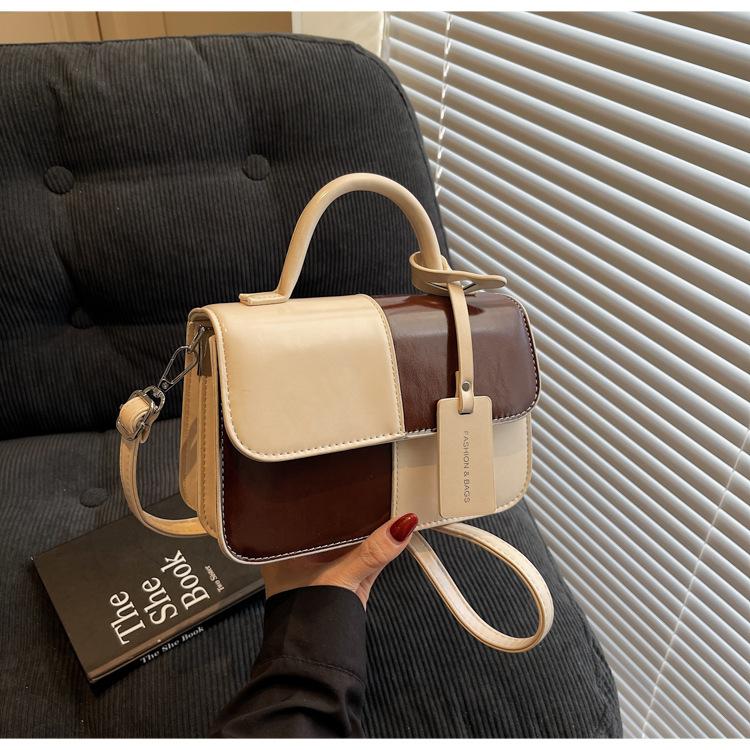 

This year s fashion splicing texture handbag 2025 summer commuting foreign style one-shoulder crossbody bag small square bag trend темно-коричневого