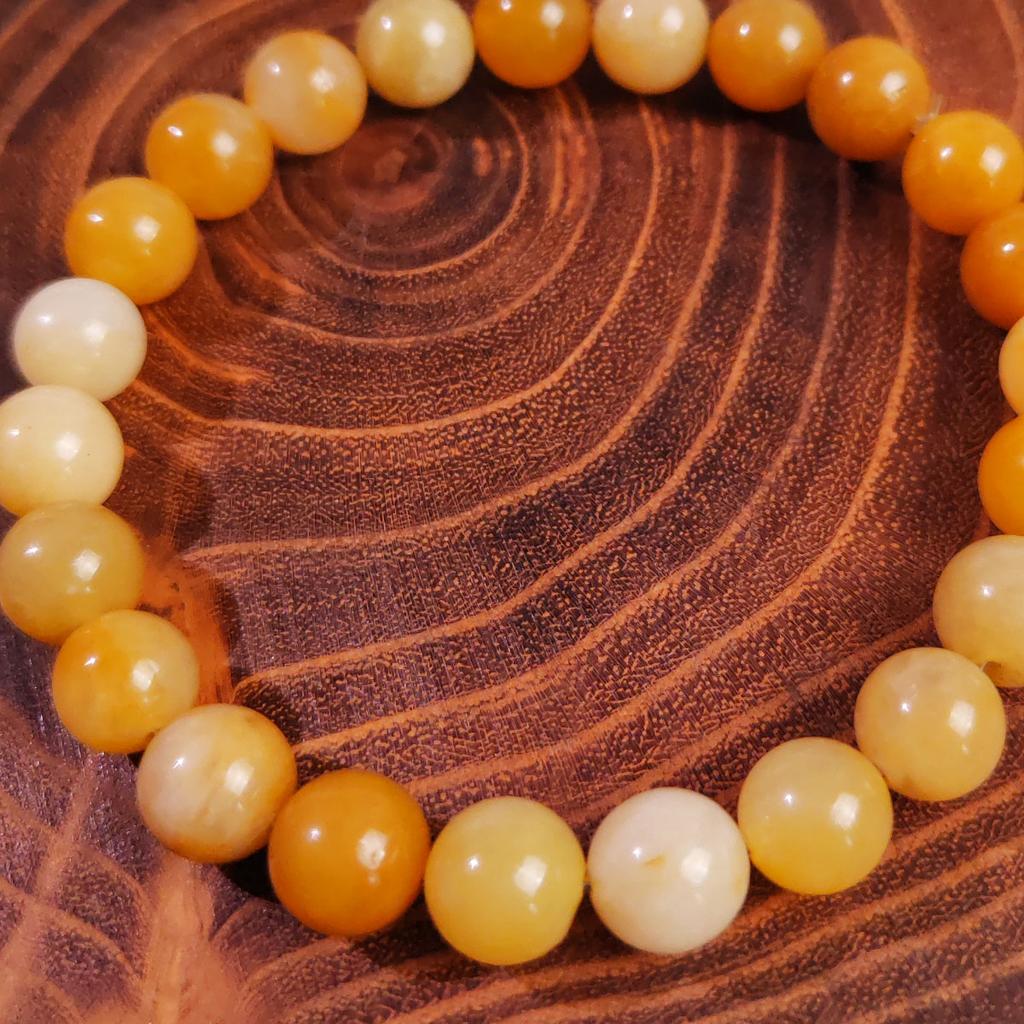 This 8mm topaz natural stone hand-woven bracelet is suitable for both men and women, making it a perfect gift for friends and family or for parties.