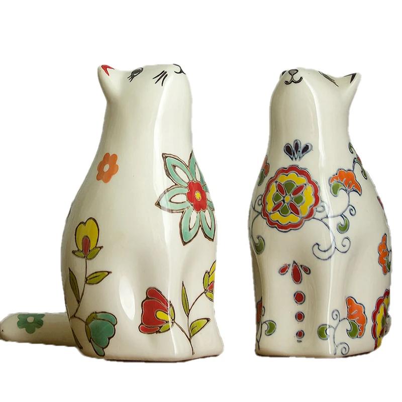 Chinese retro painted ceramic cat creative gift, living room decoration desktop, living room wine cabinet small ornament