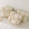 Geborduurde en gewatteerde mummie-tas met ritssluiting: Luiertas met ophanglus voor aan de kinderwagen, ideaal voor op reis.