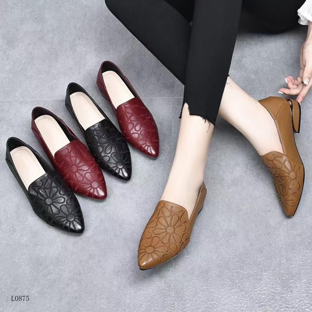 Internet celebrities popular soft leather low heel spring and autumn embroidered single shoes women's deep mouth pointed heel fashion versatile mi