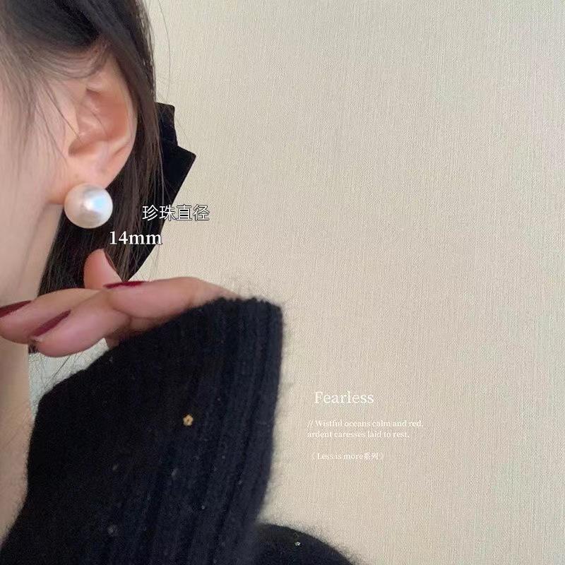 

Premium pearl stud earrings women s niche design earrings temperament new trendy 925 silver needle earrings
