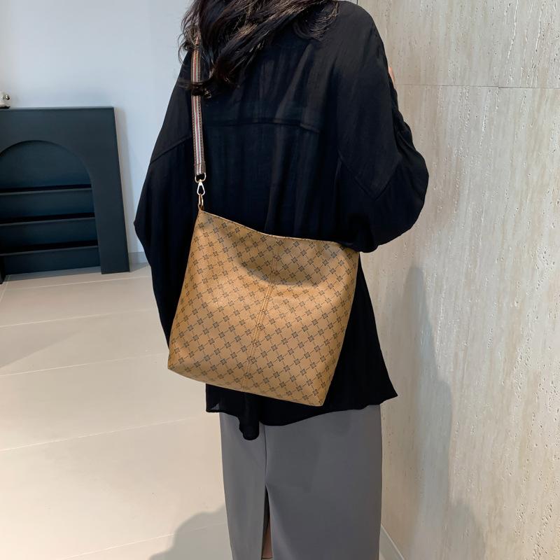 Retro and Beautiful Shoulder Bag Large Capacity Summer New Fashionable Casual Simple Fashionable Hand Bucket Bag