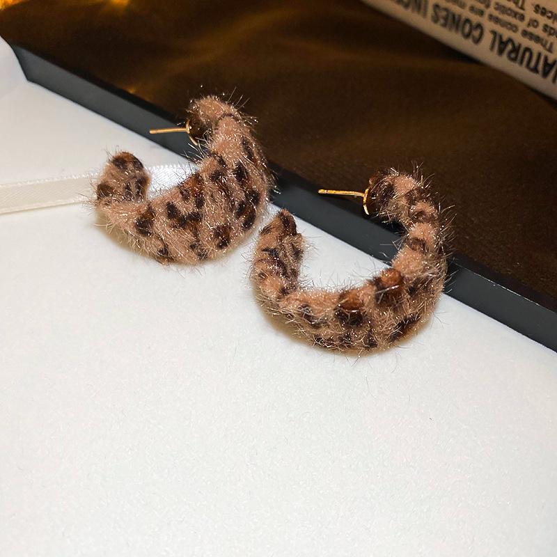 Kolczyki koła ze skóry z geometrycznym nadrukiem w panterkę na srebrnej igle