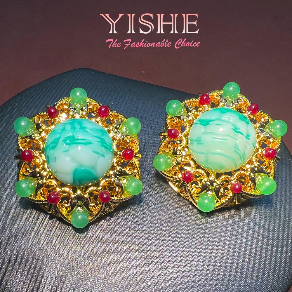 

Элегантные винтажные серьги в придворном стиле из изумрудно-зеленого стекла и натурального камня зелёный