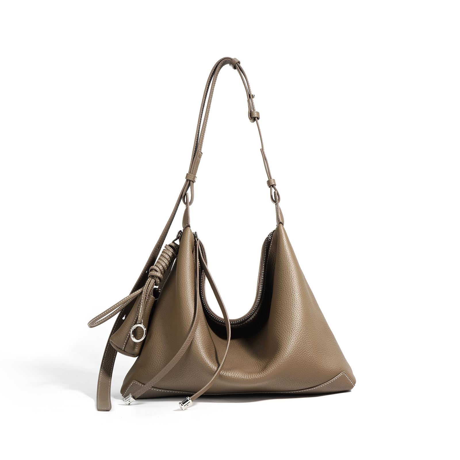 

2025 new single shoulder niche design leather commuting simple versatile large capacity bag high sense messenger bag women s bag