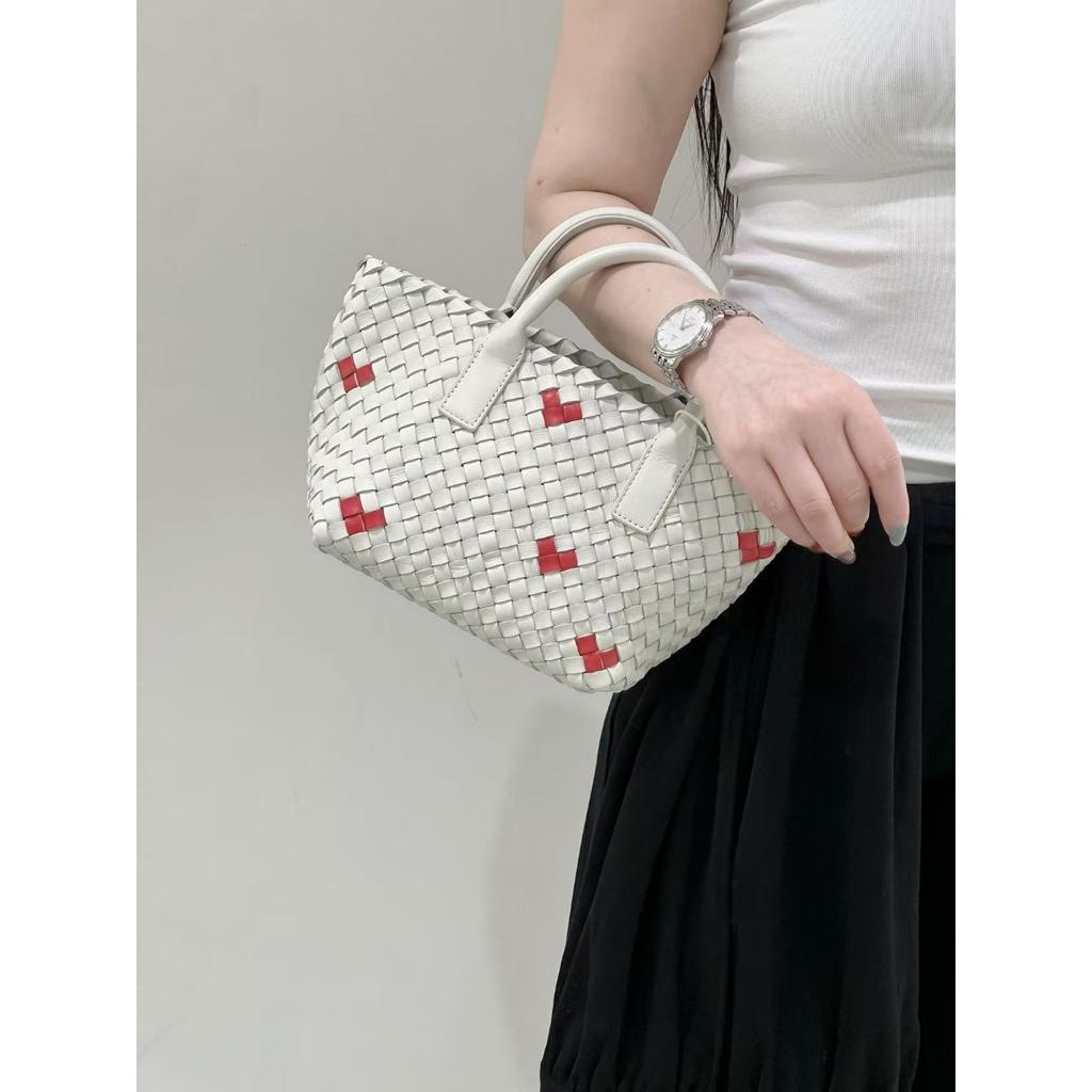 Fashion new lambskin hand-woven handbag wholesale casual versatile vegetable basket genuine leather women's bag messenger bag