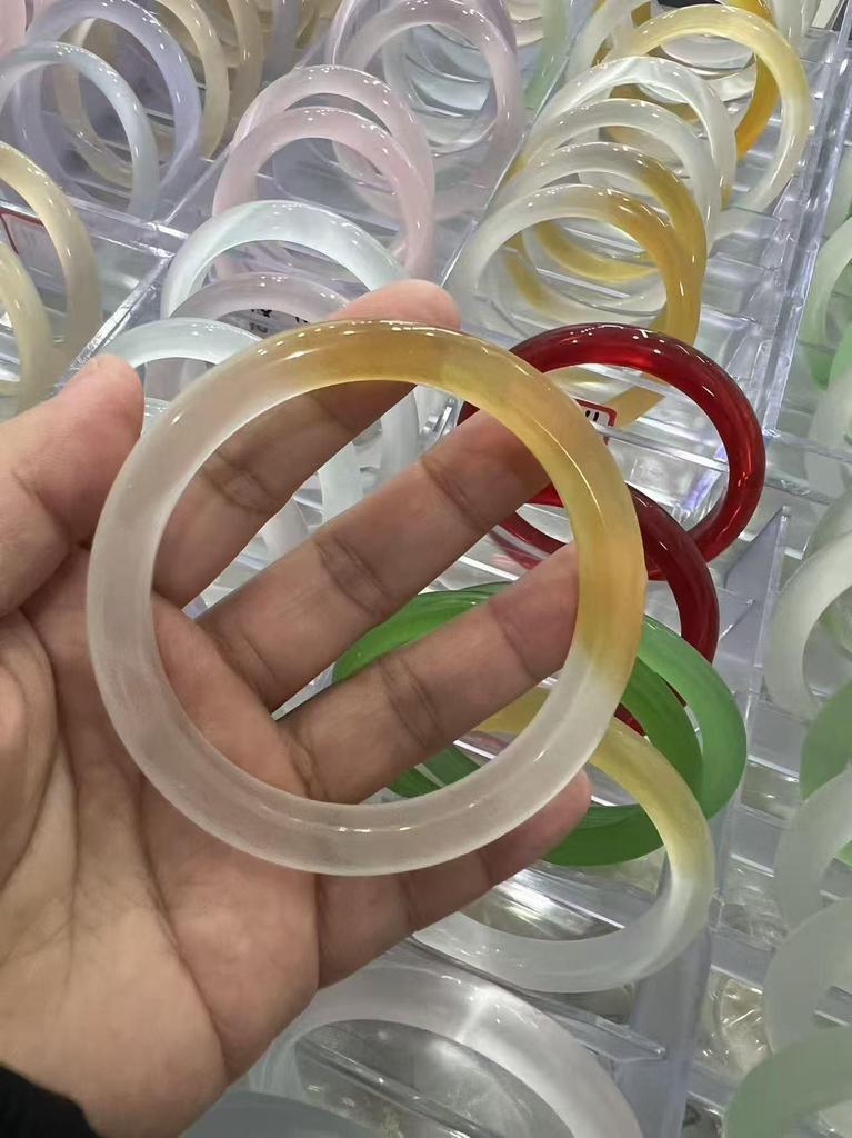 Elegante Bracciale da Donna Occhio di Gatto: Gioielli in Calcedonio Sfumato per un Look Radioso e di Alta Gamma