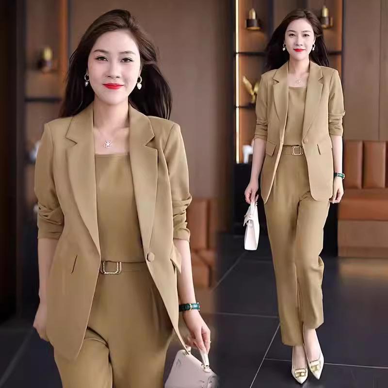 Moda autunnale femminile: Abito a tre pezzi casual slim-fit per un look professionale