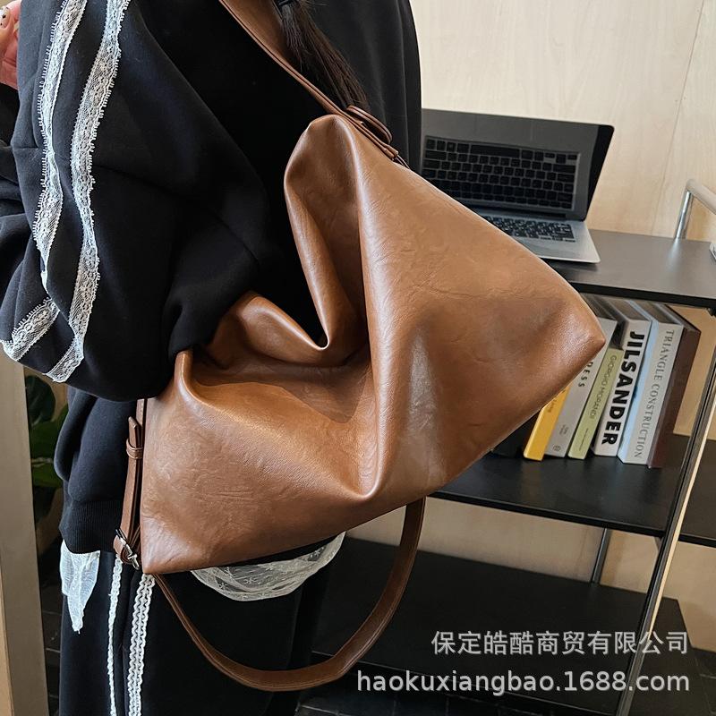Commuter retro large-capacity bag women's 2025 new autumn and winter versatile messenger bag going out to work shoulder tote bag