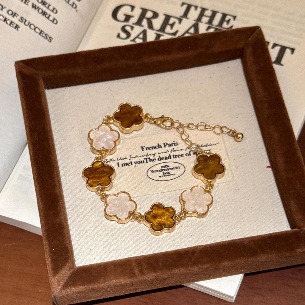 Minimalist Flower Pendant Bracelet: Stylish, Luxurious, and Versatile Bangle Design