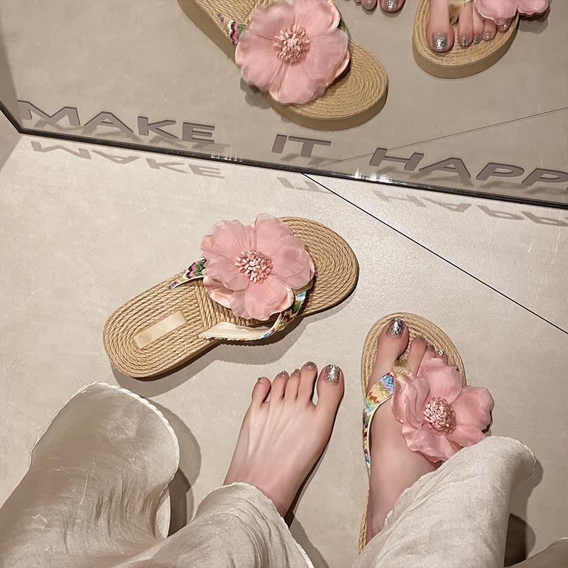 Neue Damen-Strandschuhe mit dicken Sohlen aus Stroh mit Keilabsätzen und Zehensandalen