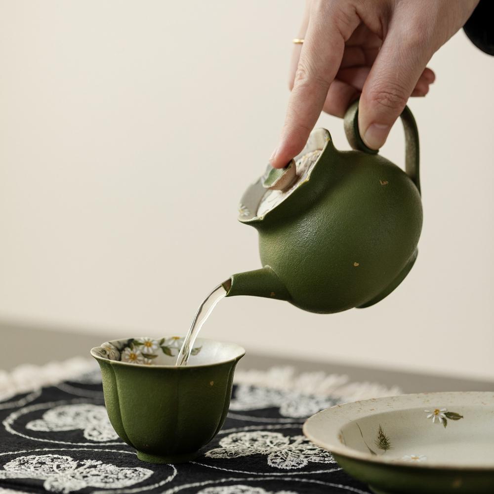 Retro and exquisite small and fresh ceramic teapot, embossed and hand-painted daisy, household Gongfu tea set with hand-held pot