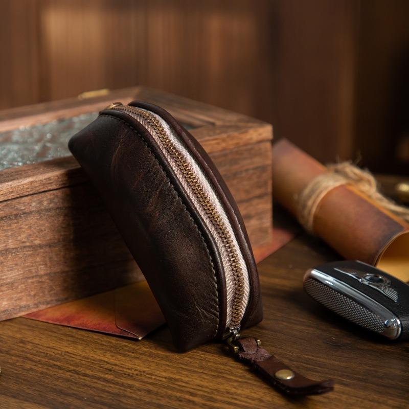 The new retro key bag has a simple personality, and the car key bag is for men and women.