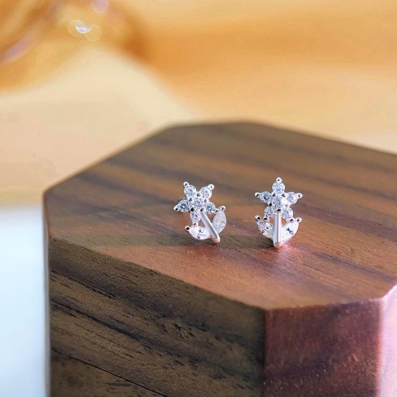 Exquisite, Fresh Flower Earrings for Women New Niche Design Light Luxury Earrings