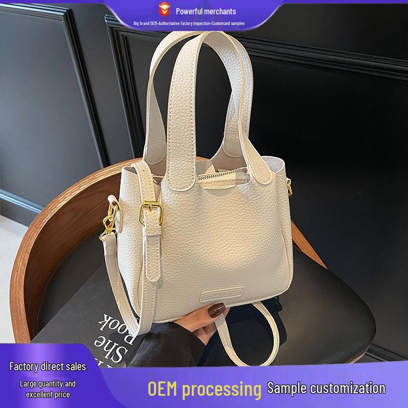 

Жіноча сумка-тоут та кросбоді у вінтажному стилі весна 2025 чорний