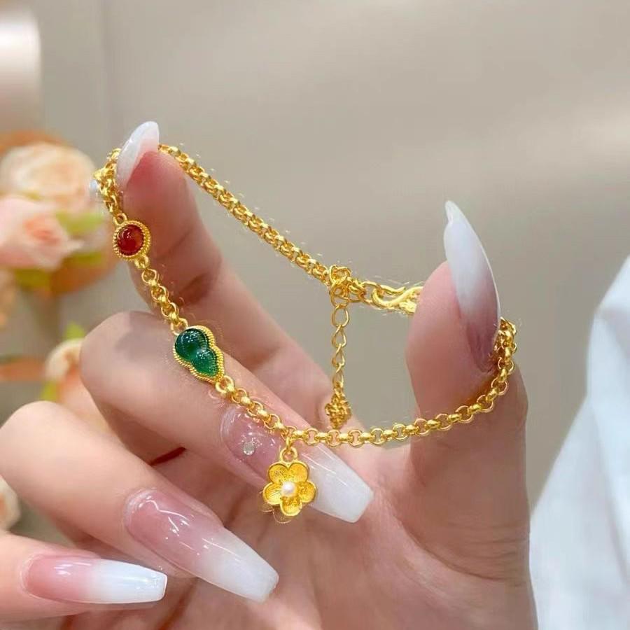Elegantes chinesisches Gold-Kürbis-Armband mit jadegrünen Symbolen und floralen Details - Schmuckgeschenk für Damen