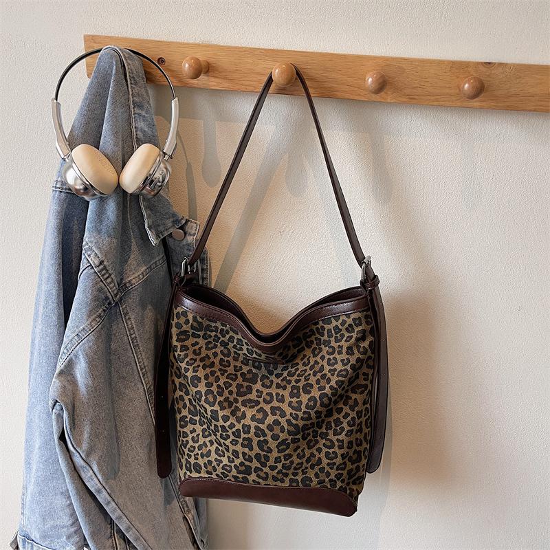 

New Winter Autumn Simple Texture Crossbody Bags Women Fashi Casual and Versatile Bucket Bag Large Capacity Tote Storage Bags коричневый
