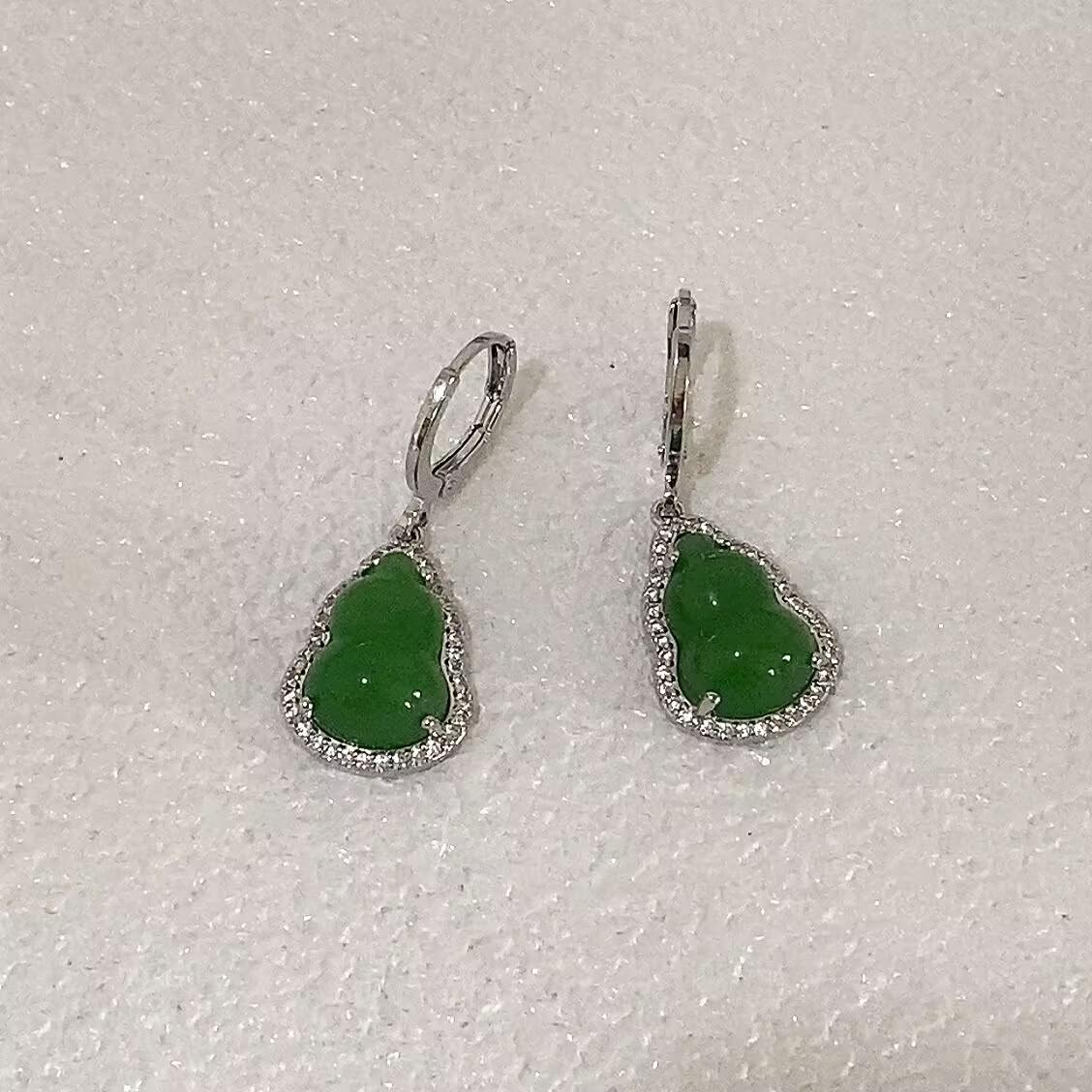 Vintage Green Gourd Clip-On Earrings with Zirconia - Elegant Retro Design