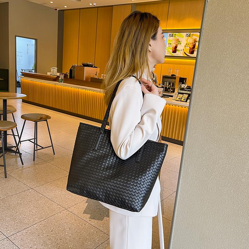 Bag women's 2025 Korean version of the commuter college's new tote bag women's bag summer large-capacity one-shoulder tote woven bag