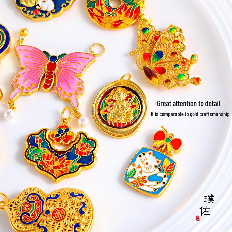 Goldanhänger-Halskette mit blau emailliertem Baby-Schloss-Charm